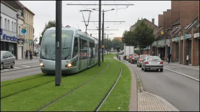 Dans quelle situation le dépassement d'un tramway est-il le plus dangereux ?