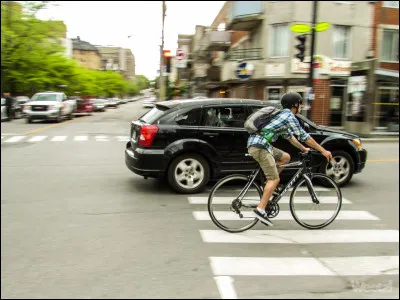 Avec quelle distance puis-je dépasser un vélo ?