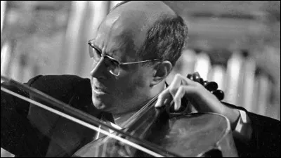 Il compose le ''Quintette à cordes en ut majeur, D. 956'' en 1828, 2 mois avant sa mort. Quelle est sa particularité, le distinguant des formes classiques ?