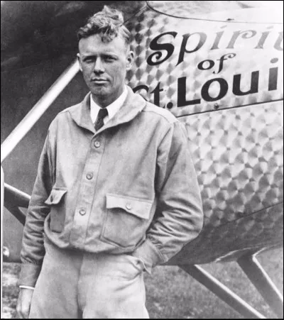 Qui fut le premier pilote &agrave; effectuer en avion la travers&eacute;e de l'Atlantique sans escale de New York au Bourget en 1927 ?