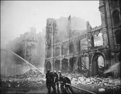 Comment se nomme la campagne nazie de bombardement de Londres en 1940 ?