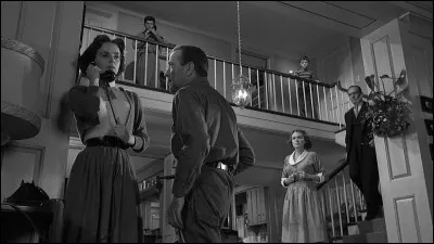 Dans une ville des États-Unis au milieu des années 1950, Glenn Griffin, dangereux prisonnier évadé investit avec ses complices la maison de la famille Hilliard : quel est ce film de 1955, qui a fait l'objet d'un remake en 1990 ?