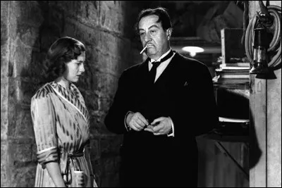 Dans ce film d'Henri Decoin, Maître Loursat découvre le cadavre d'un homme dans son grenier. La victime est un repris de justice du nom de Gros-Louis. Le titre du film est "... dans la maison"