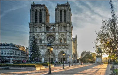 Histoire : Durant quel siècle a débuté la construction de Notre-Dame-de-Paris ?