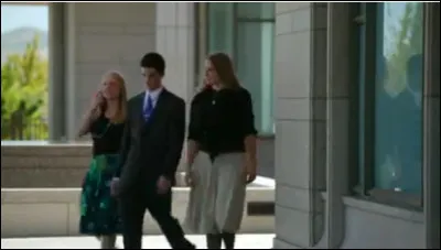 Une personne te pousse dans la rue.
Que fais-tu ?