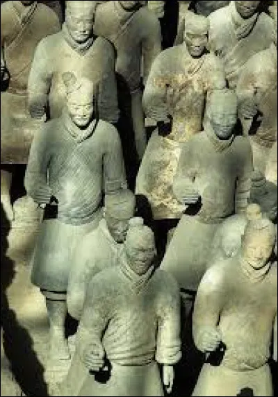 Combien y-a-t-il d'hommes en argile dans l'armée de Qin Shi Huang ?