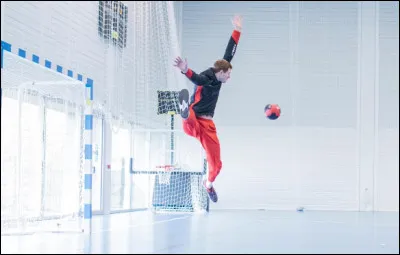 Appelé 417 fois par les sélectionneurs du plus beau des sports d'équipe (si, si !). Son aventure débute avec les Bronzés se poursuit avec les Barjots et s'achève avec les Costauds.