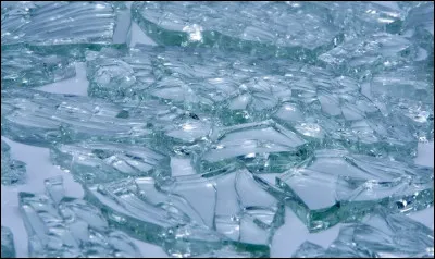 Tu es dans une rue pour prendre ton bus mais il y a du verre partout sur le sol. Un autre itinéraire rallongerait ton arrivée. Que décides-tu ?