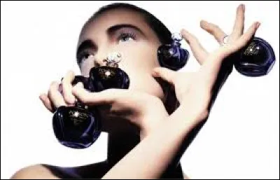 A qui doit-on le parfum "Poison" dont le flacon est violet ?