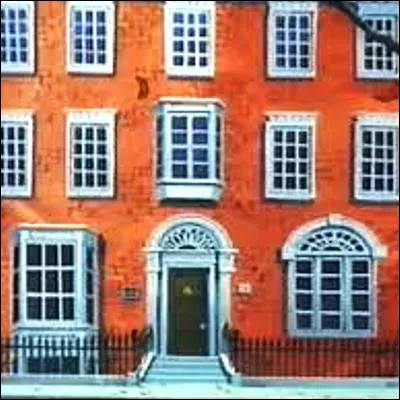 Dans quelle série animation lhéroïne se retrouve-t-elle à travailler comme domestique dans son pensionnat après la ruine et la mort de son père ?