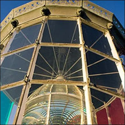 Quel type de lentille optique inventée par un physicien français en 1822 équipa rapidement les phares marins du monde entier ?