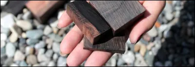 Corrigez-moi cette phrase : 
Je viens de recevoir une collection de cuillers de la part de mon ami l'ébéniste. Saviez-vous qu'il était également luttier, très cher ?