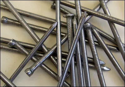 Clou > Conçu d'abord en bois dès le 4e millénaire AEC, il connut une utilisation très particulière aux débuts de la République romaine (- 500) : laquelle ?