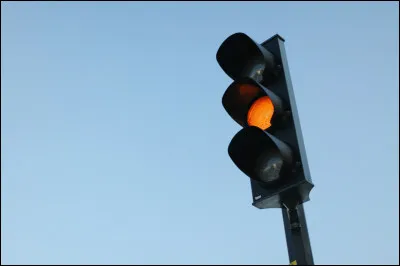 Je suis obligée de m'arrêter au feu orange.