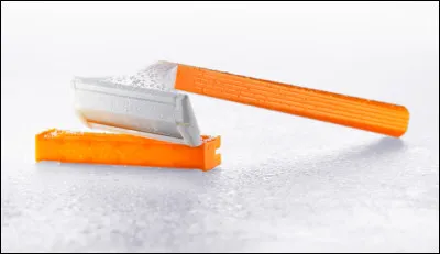 Quelle est la marque de ce rasoir jetable spécial peau sensible ?