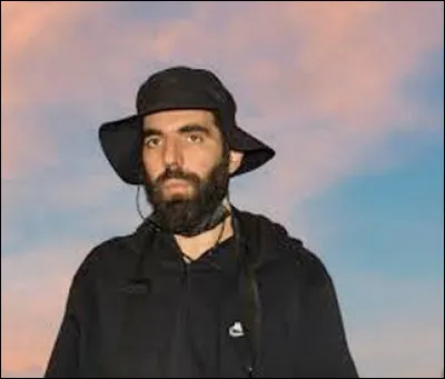 Il est le fils du réalisateur du film Z lui même réalisateur entre autre du film Athena sorti en 2022. Qui est ce Romain ?