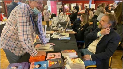 Petit fils de Fernand, fils de Michel quel est ce Romain écrivain en pleine dédicace ?