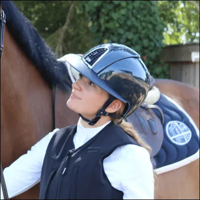 La bombe doit être élégante et bien entendu être d'une des meilleures marques (KEP, Pénélope, Harcour...) existantes.