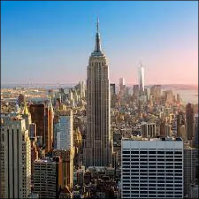 À quelle langue appartient la phrase suivante : "Vor kurzem wurde ein wolkenkratzer gebaut" ?