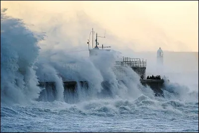 Je me battais farouchement mais les éléments se déchaînaient, et la mer, et le vent, et la pluie, s'abattaient sur moi.