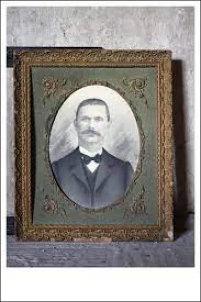 N'imaginez point que je vous dirai que cet homme est mon père !