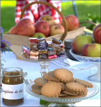 Une légende raconte qu'au XIXe siècle, un cuisinier de Napoléon avait oublié le lait sur le feu et qu'il avait découvert une pâte onctueuse aux notes caramélisées. Quelle est cette douceur crémeuse qui est une spécialité gourmande de la Normandie ?