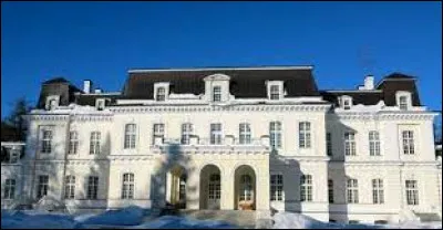 Comment s'appelle ce domaine près de Moscou, où elle passe son enfance ?