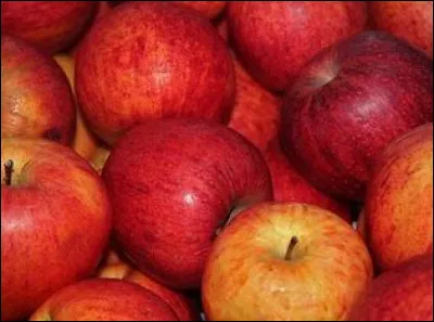 Julien a déjà mangé son petit déjeuner mais il a encore faim. Peut-il manger la moitié de la pomme d'Alice si elle ne veut en manger qu'un quart ?