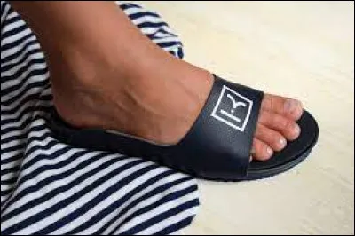 Que faut-il ajouter à "cla" pour obtenir le nom d'une chaussure de plage et de piscine ?