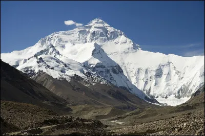 A quelle altitude l'Everest, la plus haute montagne du monde, culmine-t-il ?