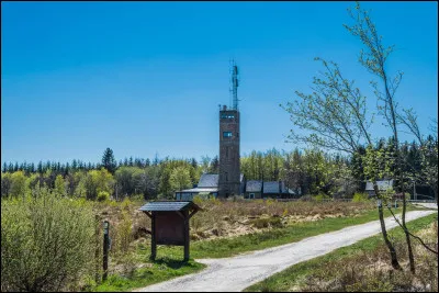 Dans quel pays culmine le Signal de Botrange ?