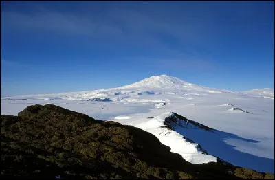 Quelle montagne, située en Antarctique, est le volcan actif le plus austral du monde ?