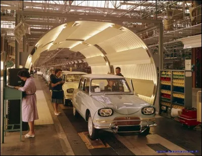 Quelle est cette auto qui sort en 1961 de la toute nouvelle usine de Rennes ?