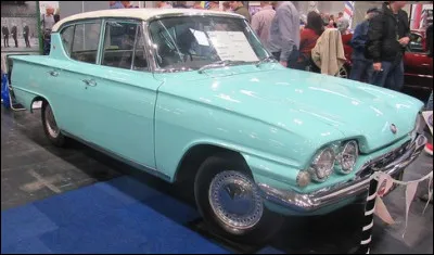 Quelle est cette voiture de 1961, reprenant la lunette arrière inversée ?