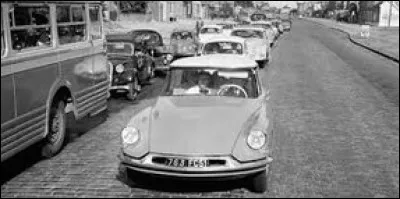 Sortie au milieu des années 50, cette voiture semblait venir de l'espace. Quel est ce modèle au confort réputé ?