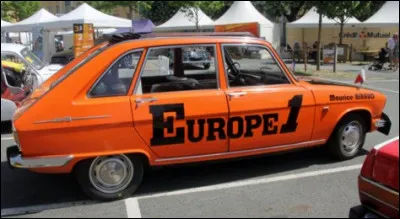 Sortie en 1965, cette berline tricorps remporta un vif succès. Quel est ce modèle aux couleurs d'une station de radio ?