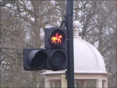 Deux cavaliers ce croisent � une diff�rente allure et � contre-sens. Lequel a priorit� ?