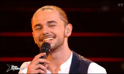 Quelle reproche a été faite auprès de Julien par les professeurs et certains élèves ?