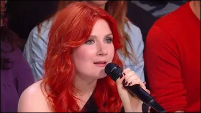 Pourquoi Adeline s'est-elle faite opérer plus jeune au niveau des cordes vocales ?