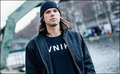 Trouvez les bonnes paroles de "La Terre est ronde".