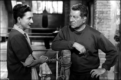 Dans "L'air de Paris", Victor Le Garrec (Gabin), ancien boxeur qui dirige une salle d'entraînement est marié avec Blanche (Arletty). C'est un film réalisé en 1954 par ...