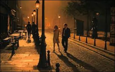 Dans ce film de Woody Allen, deux Américains, en vacances à Paris en 2010, se retrouvent plongés dans le Paris de 1920 : c'est ...