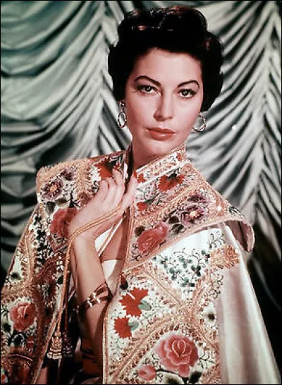 Quelle actrice joue le rôle principal dans le film "La Comtesse aux pieds nus", sorti en 1954 ?