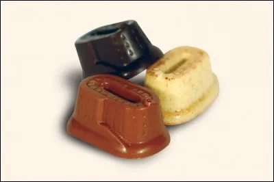 Dégustez ces chocolats fourrés au praliné qui ont la forme d'un monument charentais bien connu. Lequel ?