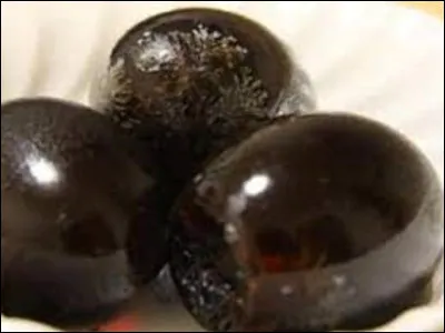 Cuisine : 
L'oeuf de cent ans est un mets chinois qui s'obtient en le laissant vieillir dans des conditions particulières. En effet, on le conserve dans un mélange de boue riche en chaux, de riz paddy, de cendres, de sel et de feuilles de thé durant quelques semaines ou mois. Quel oeuf est le plus souvent utilisé ?