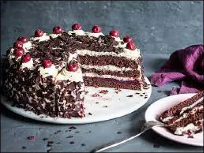 Quelle est cette pâtisserie allemande constituée de génoise au cacao imbibée de kirsch, puis fourrée de crème chantilly et de cerises ?