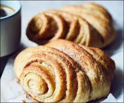 Quelle est cette petite pâtisserie sucrée, cuite avec du beurre et de la cannelle, semblable à un roulé à la cannelle ?