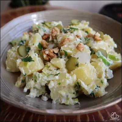 Quel est ce plat à base de pommes de terre, généralement servi en accompagnement du plat principal ?