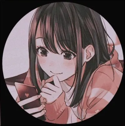 De quelle couleur est le pull de la fille ?