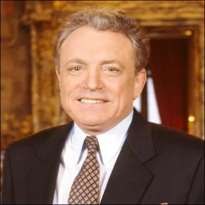 Quel humoriste, acolyte de Jacques Martin au cabaret, a &eacute;crit le sketch "Le Permis" ?